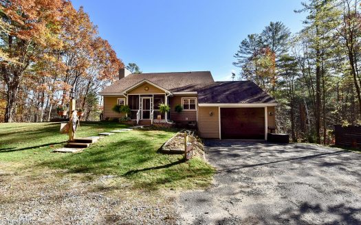 Single Family House For Sale in Corinth New York 3 Beds 2 Baths