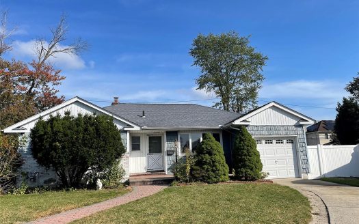Single Family House For Sale in Valley Stream New York 3 Beds 2 Baths