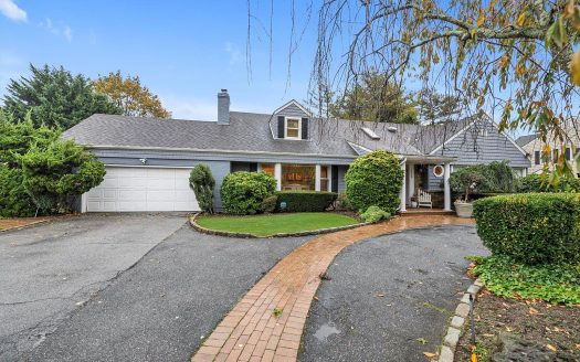 Single Family House For Sale in Hewlett New York 4 Beds 4 Baths