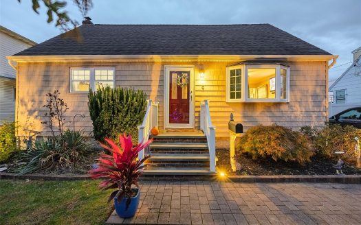 Single Family House For Sale in Lindenhurst New York 4 Beds 3 Baths