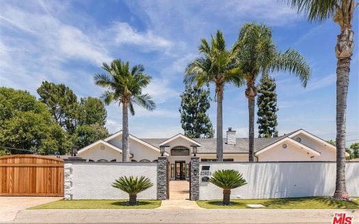 Single Family House For Sale in Woodland Hills California 5 Beds 4 Baths