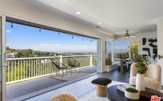 Single Family House For Sale in Studio City California 3 Beds 3 Baths