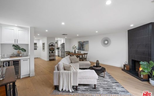 Town House For Sale in Santa Monica California 2 Beds 3 Baths