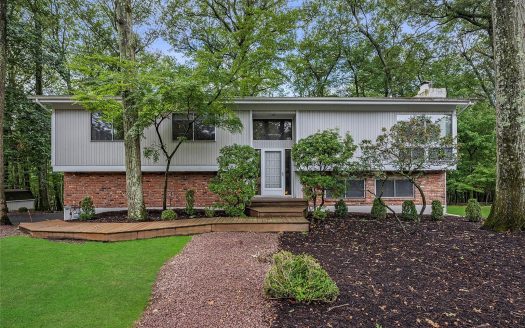 Single Family House For Sale in Suffern New York 5 Beds 3 Baths