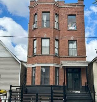 3-Bedroom Single Family Home for Rent in Chicago, IL 60647 – $2000/mo | 1 Baths | Updated 2025