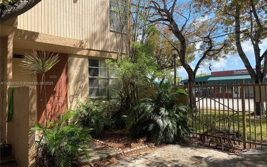 Condo for Sale in South Miami, FL 33143 – 2 Bedroom, 1 Bath – $203000