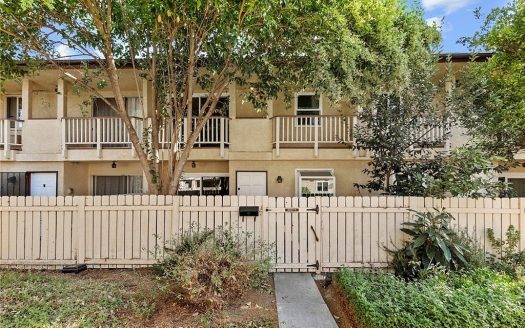 Townhouse for Sale in Reseda, CA 91335 – 3 Bedrooms, 3 Baths – $565000