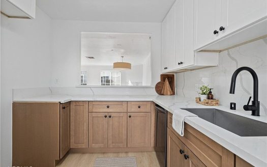 Townhouse for Sale in Los angeles, CA 91406 – 4 Bedrooms, 3 Baths – $550000