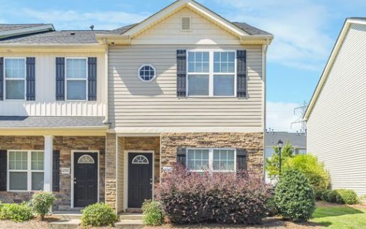 3-Bedroom Townhouse  for Rent in Charlotte, NC 28269 – $1700/mo | 3 Baths | Updated 2025