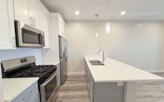 3-Bedroom Apartment for Rent in Chicago, IL 60625 – $2200/mo | 2 Baths | Updated 2025