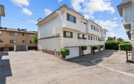Townhouse for Sale in Sylmar, CA 91342 – 3 Bedrooms, 3 Baths – $510000