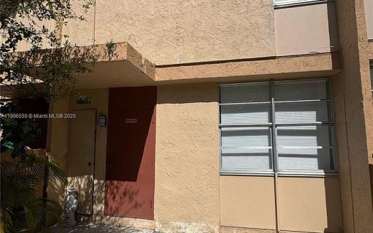 Townhouse for Sale in South Miami, FL 33143 – 3 Bedrooms, 2 Baths – $277000