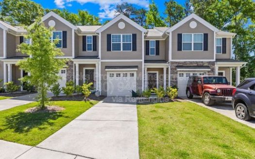 3-Bedroom Townhouse for Rent in Charlotte, NC 28216 – $1895/mo | 3 Baths | Updated 2025