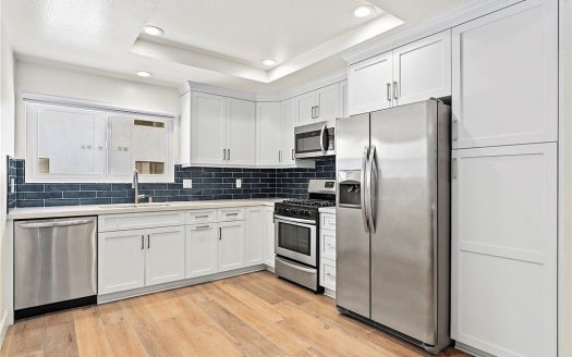 Townhouse for Sale in Woodland Hills, CA 91367 – 2 Bedrooms, 2 Baths – $682999