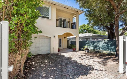 Townhouse for Sale in Coconut Grove, FL 33133 – 3 Bedrooms, 3 Baths – $1100000