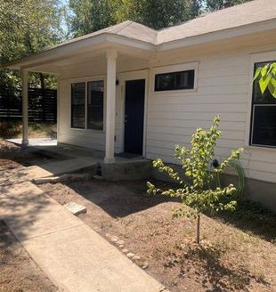 2-Bedroom Single Family Home for Rent in Austin, TX 78702 – $1900/mo | 1 Baths | Updated 2025