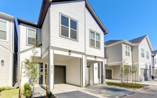 3-Bedroom Townhouse for Rent in Houston, TX 77080 – $2000/mo | 3 Baths | Updated 2025
