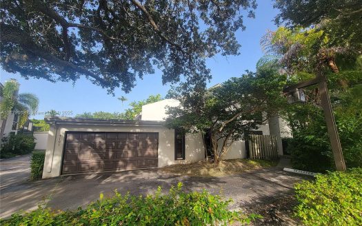 Townhouse for Sale in South Miami, FL 33143 – 3 Bedrooms, 3 Baths – $749000