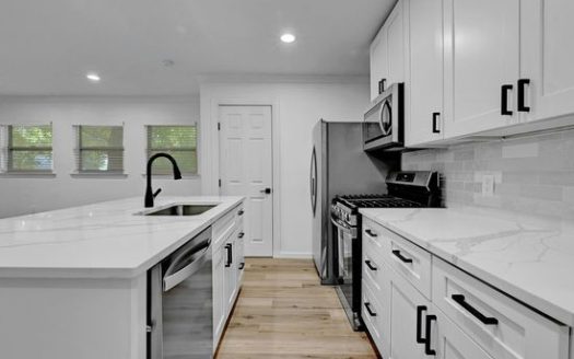 6-Bedroom Single Family Home for Rent in Austin, TX 78705 – $10500/mo | 3 Baths | Updated 2025