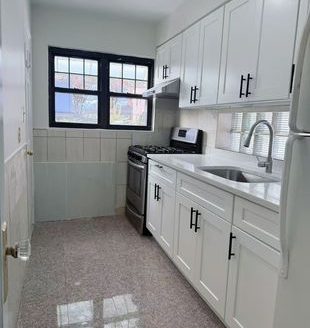 3-Bedroom Townhouse for Rent in Oakland Gardens, NY 11364 – $3000/mo | 1 Baths | Updated 2025