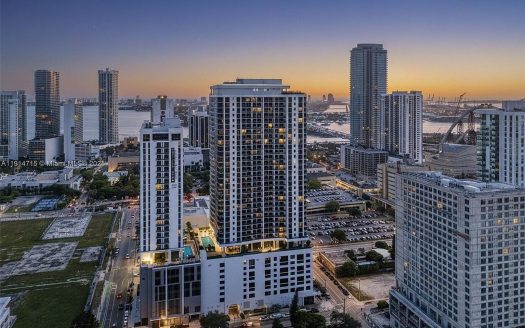 Condo for Sale in Miami, FL 33132 – 1 Bedroom, 1 Bath – $430000