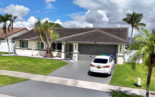 Single Family Home for Sale in Miami Beach, FL 33140 – 3 Bedrooms, 2 Baths – $725000