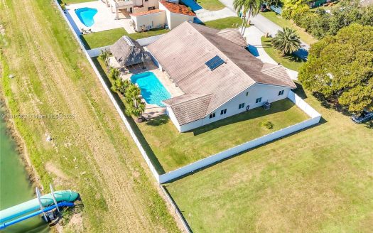 Single Family Home for Sale in Miami, FL 33176 – 4 Bedrooms, 4 Baths – $1550000
