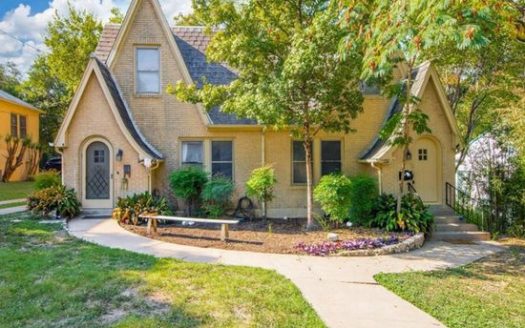 2-Bedroom Townhouse for Rent in Austin, TX 78705 – $2856/mo | 2 Baths | Updated 2025
