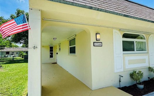 Single Family Home for Sale in Miami, FL 33157 – 2 Bedrooms, 2 Baths – $299000