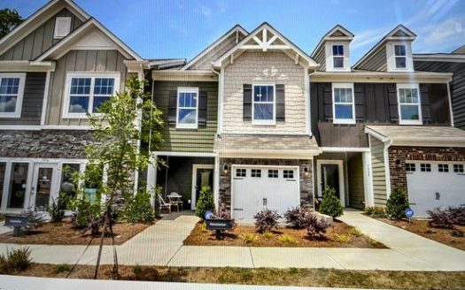 3-Bedroom Townhouse  for Rent in Charlotte, NC 28269 – $2045/mo | 3 Baths | Updated 2025