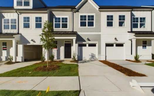 3-Bedroom Townhouse for Rent in Charlotte, NC 28269 – $2074/mo | 3 Baths | Updated 2025