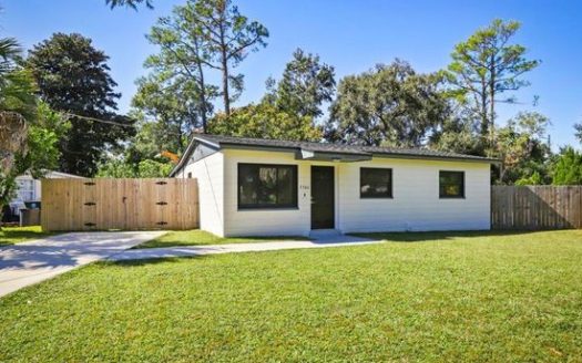 3-Bedroom Single Family Home for Rent in Jacksonville, FL 32250 – $2100/mo | 1 Baths | Updated 2025
