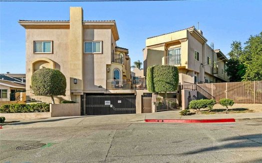 Townhouse for Sale in Tujunga, CA 91042 – 3 Bedrooms, 3 Baths – $750000