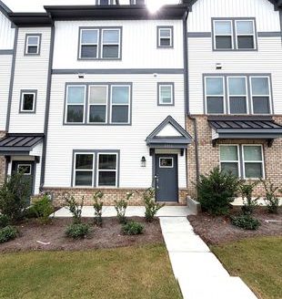 3-Bedroom Townhouse  for Rent in Charlotte, NC 28262 – $2095/mo | 3 Baths | Updated 2025