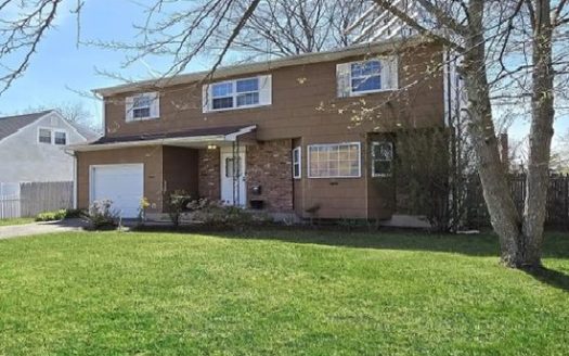 3-Bedroom Townhouse for Rent in Ronkonkoma, NY 11779 – $3750/mo | 2 Baths | Updated 2025