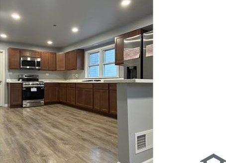 7-Bedroom Single Family Home for Rent in Chicago, IL 60617 – $2200/mo | 2 Baths | Updated 2025