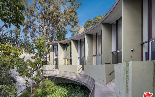 Townhouse for Sale in Los Angeles, CA 90068 – 1 Bedroom, 1 Bath – $719000