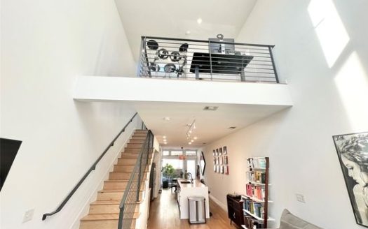 1-Bedroom Condo for Rent in Austin, TX 78702 – $2500/mo | 2 Baths | Updated 2025