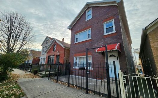 4-Bedroom Apartment  for Rent in Chicago, IL 60608 – $1900/mo | 2 Baths | Updated 2025