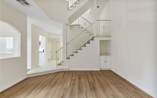 Townhouse for Sale in Sylmar, CA 91342 – 3 Bedrooms, 3 Baths – $599900