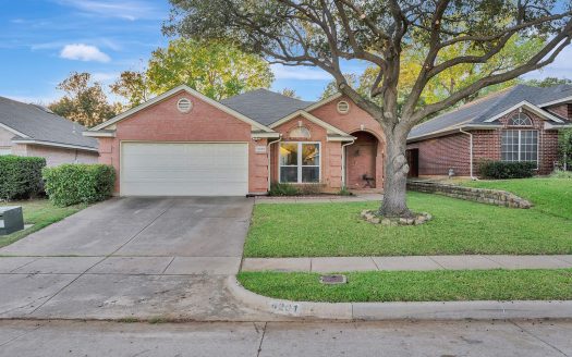 Single Family Home for Sale in Euless, TX 76040 – 3 Bedrooms, 2 Baths – $395000