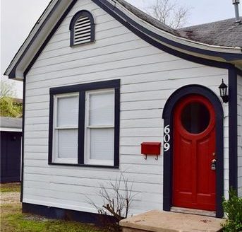 2-Bedroom Single Family Home for Rent in Austin, TX 78751 – $2300/mo | 1 Baths | Updated 2025