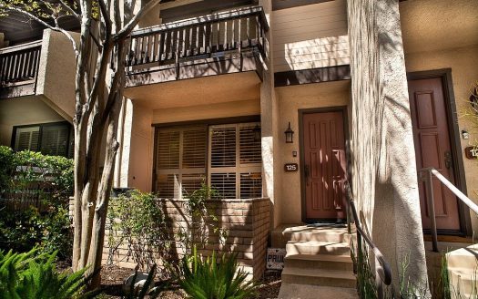 Townhouse for Sale in Woodland Hills, CA 91367 – 3 Bedrooms, 3 Baths – $699000