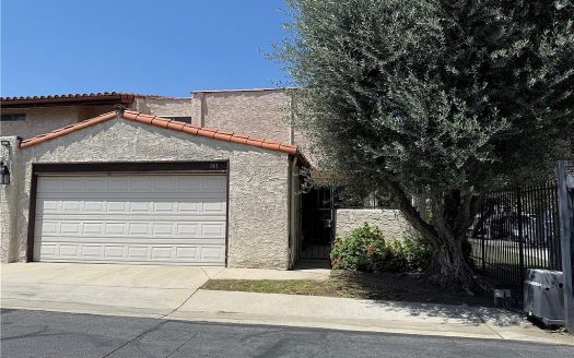 Townhouse for Sale in Panorama City, CA 91402 – 3 Bedrooms, 2 Baths – $520000