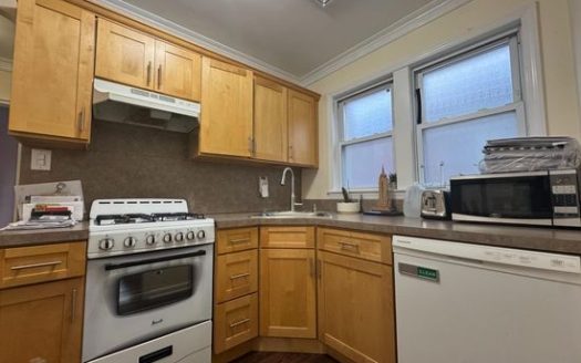 3-Bedroom Townhouse for Rent in Fresh Meadows, NY 11366 – $2825/mo | 1 Baths | Updated 2025