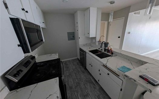 Condo for Sale in Encino, CA 91316 – 2 Bedrooms, 2 Baths – $325000