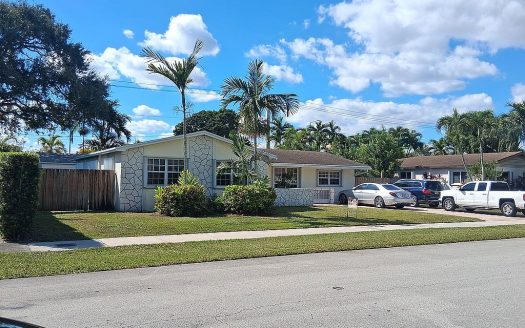 Single Family Home for Sale in Miami, FL 33176 – 4 Bedrooms, 3 Baths – $875000
