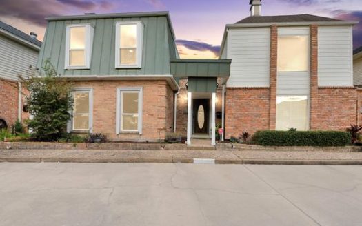 3-Bedroom Townhouse  for Rent in Houston, TX 77058 – $2200/mo | 2 Baths | Updated 2025