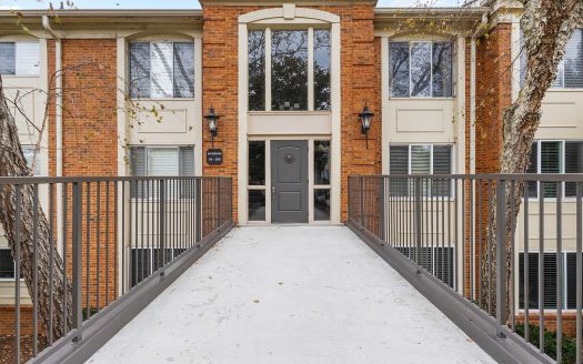 Condo for Sale in Nashville, TN 37205 – 1 Bedroom, 1 Bath – $298900