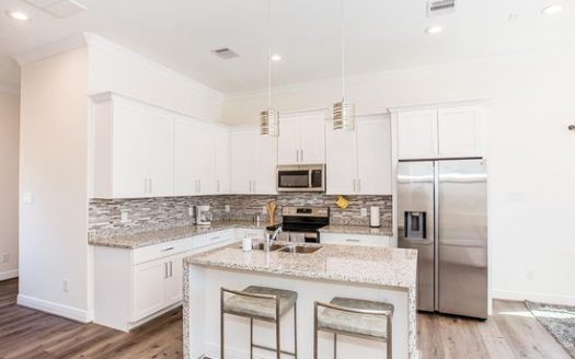 3-Bedroom Townhouse for Rent in Houston, TX 77033 – $1950/mo | 3 Baths | Updated 2025